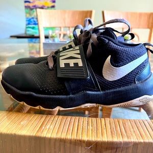 Nike Team Hustle Youth Size 5 Black Hook & Loop Basketball Shoes.